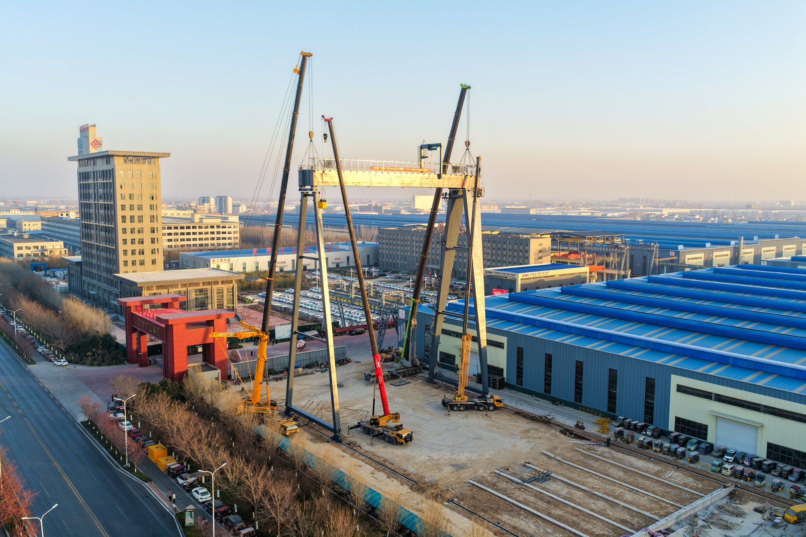 河南矿山2000t门式起重机试验平台主梁在公司智能产业园顺利起吊
